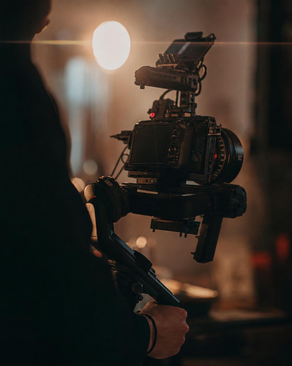 Filmkamera och rigg i produktion, varmt bakljus